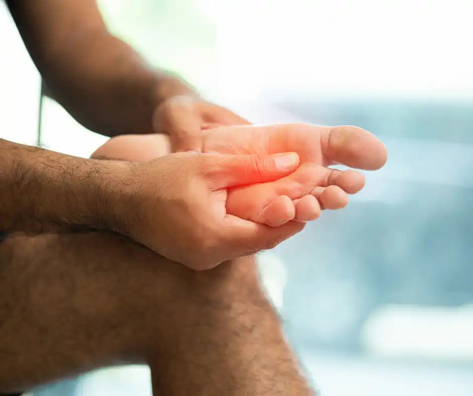 Ankle Pain: Ankle Injuries - Visualization of a sprained ankle with swollen tissue